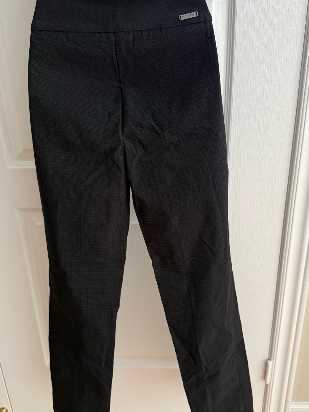 S.C.&CO Women’s Black Subtle Plaid Straight-Leg Dress Pants
